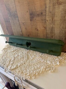 Country Cottage Rustic Chippy Milk Painted Green Heart Cut Out 4 Peg Wall Shelf